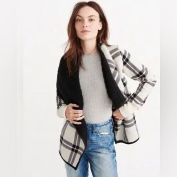 Abercrombie & Fitch Jackets & Blazers - Abercrombie & Fitch black and white fleece lined check patterned wrap jacket